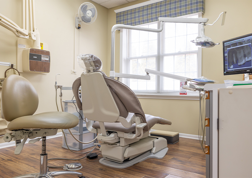 Dental treatment room with pale yellow walls